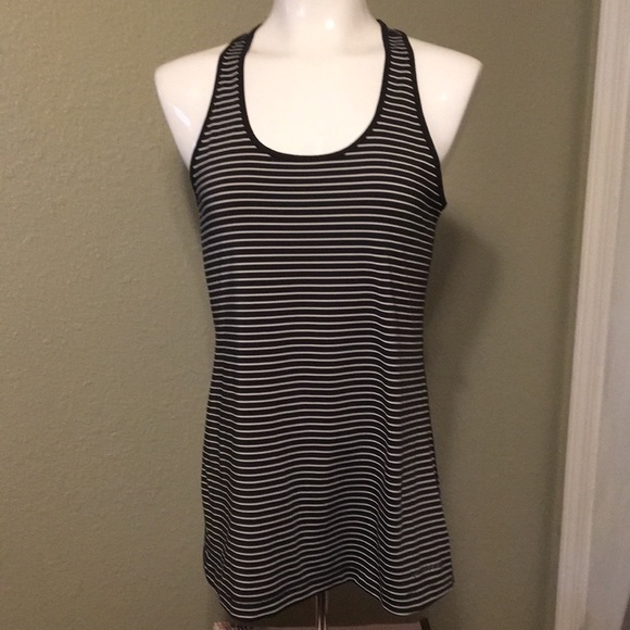 Brooks Tops - Brooks athletic top Size Medium